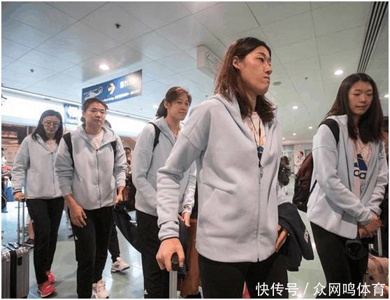 转战香港,朱婷、刘晓彤现身训练场,郎平率领众