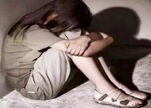 妹妹被亲生父亲2次强暴,哥哥一怒之下掐死亲生父亲! 妹妹被亲生父亲2次强暴,哥哥一怒之下掐死亲生父亲!