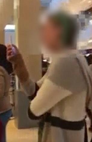 美一女孩因错过手机维修预约冲爷爷破口大骂