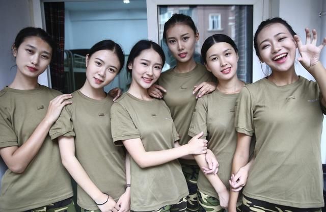 实拍某高校空乘专业军训,个个都颜值超高,网友