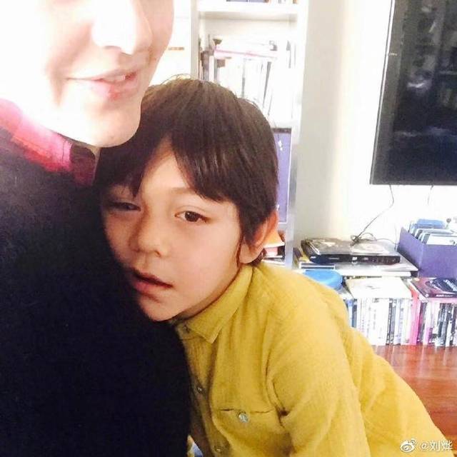 刘烨为儿子庆生不忘给妈妈拍条MV(图8) 刘烨为儿子庆生不忘给妈妈拍条MV(图8)