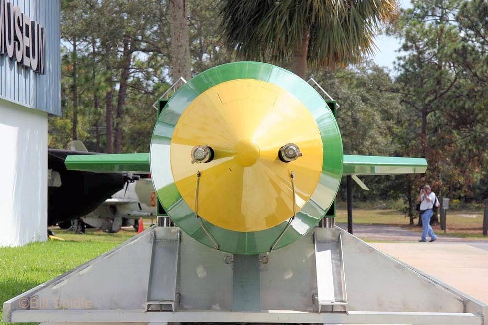 巨型炸弹需平板车才运得走 仅造17枚