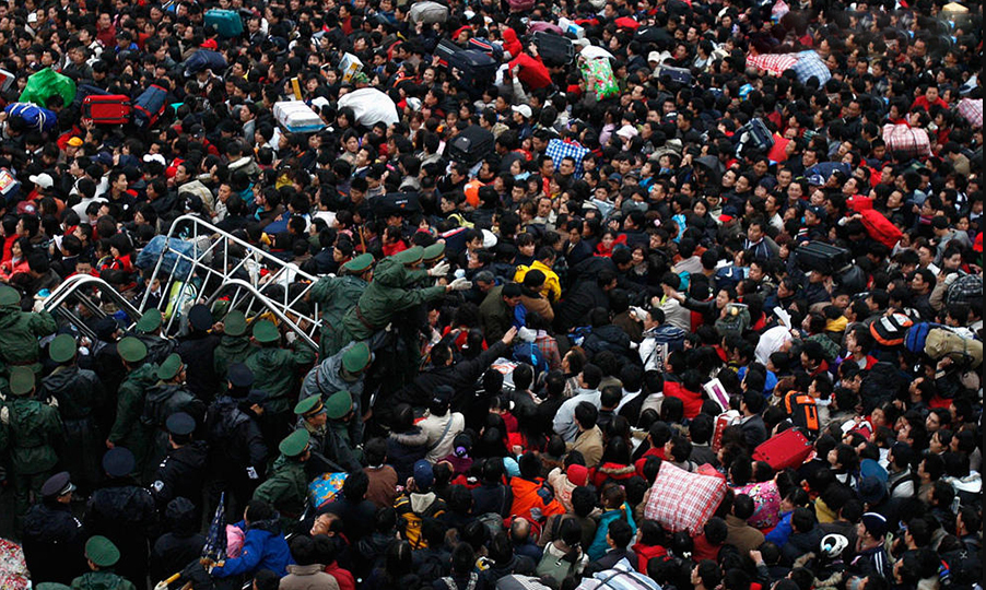 2008年，南方遭遇罕见的雨雪灾害，大量旅客长时间滞留,让春运”一下子成为全球关注的热点事件。图为2008年1月31日，近20万回乡旅客滞留在广州火车站。