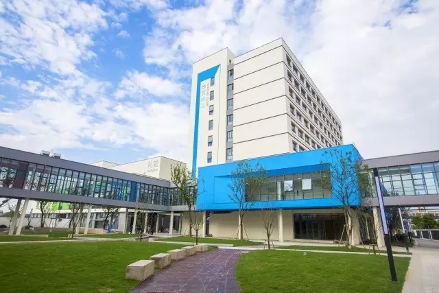 桐乡市耀华学校(耀华国际教育学校浙江桐乡校区) 也在一众家长,学子的