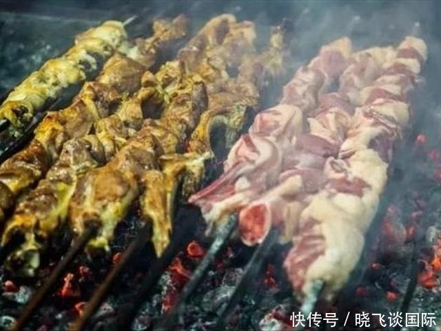 中国游客在巴基斯坦旅游,吃烧烤老板不收钱,老