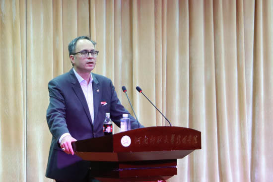 新联学院学子对话多伦多副市长黄旻南：激情难忘的经历