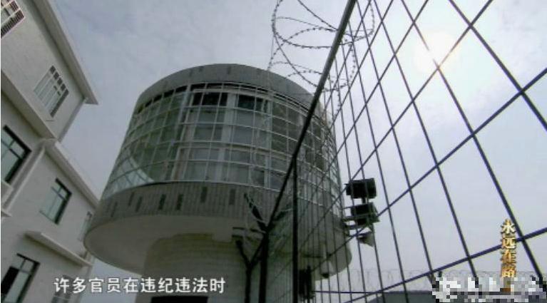 每间监室有20平方公尺,内有单独的洗手间,还有坐式马桶和脚踏式冲水。重犯囚室内的墙壁是特制的,可严防囚犯撞墙自杀。