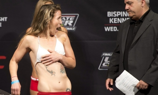 当地时间2014年4月15日，加拿大魁北克，2014UFC“终极战士”称重仪式，美国女子轻量级选手莱斯利-史密斯内衣带突然松开，当场惊慌失色。