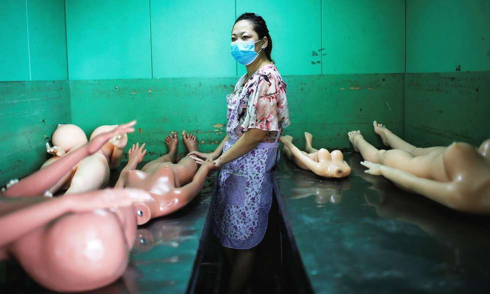 走进中国AI充气娃娃生产工厂