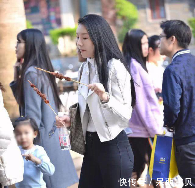 胯宽的女生穿黑色紧身裤,细腰的人体美学,就是