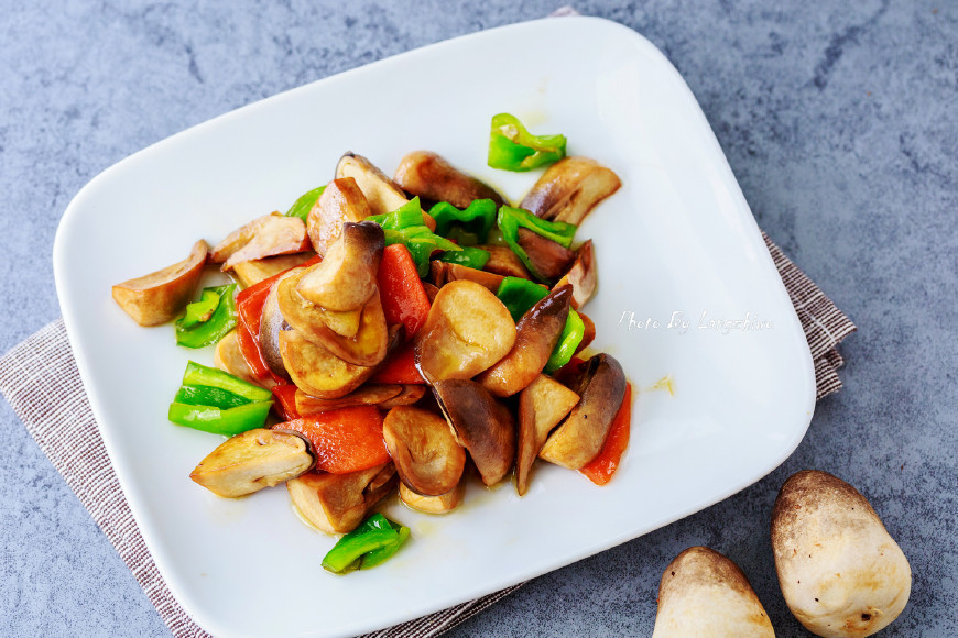 草菇150g,胡萝卜半根,油10g,精盐1/3茶匙,豉油3茶匙,青椒两个 1,草菇