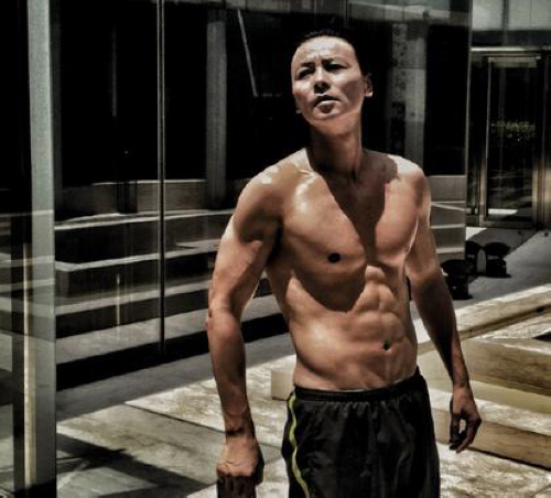 快来一起舔屏！张晋半裸上身秀出八块性感腹肌