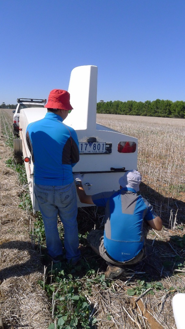 这个尾部突出的特殊形状的汽车拖车，就是用来装滑翔机的