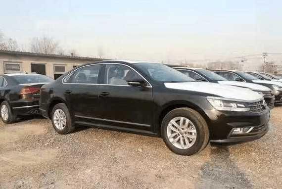 实拍大批16款帕萨特库存车,店员:外观内饰全新