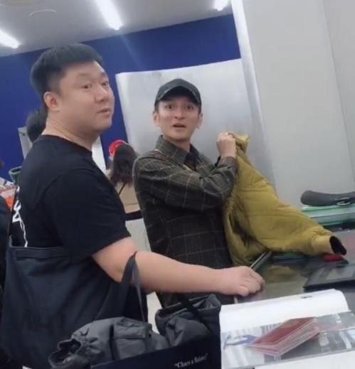 李维嘉日本购物被网友偷拍 怒怼:叫你别拍听到没有(图6) 李维嘉日本购物被网友偷拍 怒怼:叫你别拍听到没有(图6)