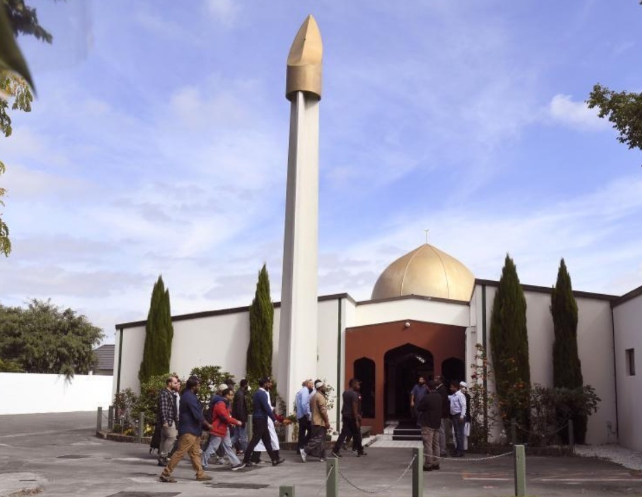 当地时间2019年3月23日，新西兰克赖斯特彻奇，努尔(Al Noor)清真寺重新开放。当地时间22日下午，新西兰克赖斯特彻奇举行了全国默哀仪式，哀悼克赖斯特彻奇枪击事件中的罹难者，新西兰总理阿德恩和上万名新西兰民众参加了默哀仪式。22日下午和晚间，新西兰全国还将举行多场悼念仪式，缅怀枪击事件遇难者。本月15日，克赖斯特彻奇市两座清真寺发生严重枪击事件，造成50人死亡、50人受伤。