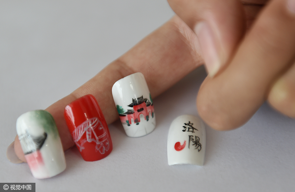 美甲师李雯芳需要根据顾客的手形、甲型、肤色、服饰及审美要求进行绘制。