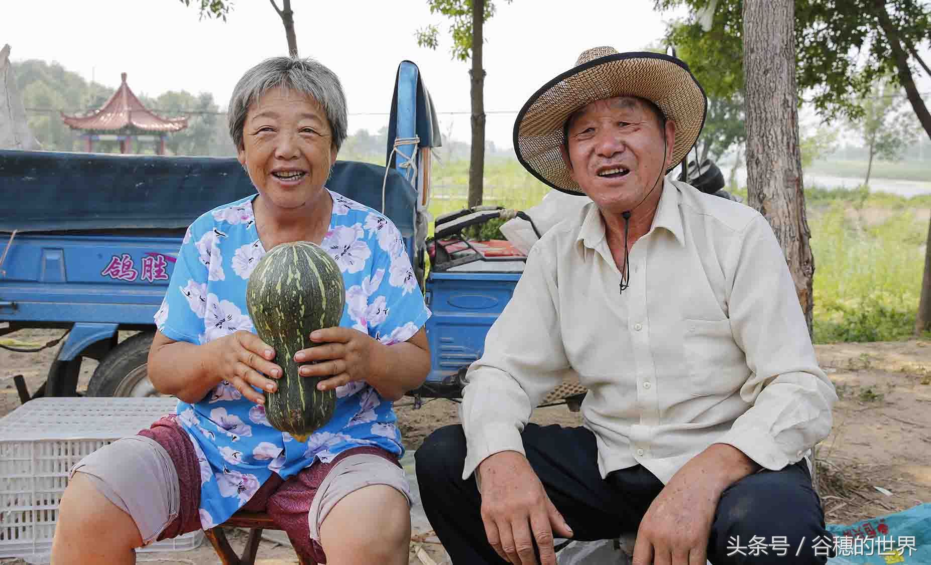 7旬农村老人38度高温下,农村集上卖自家物,5个