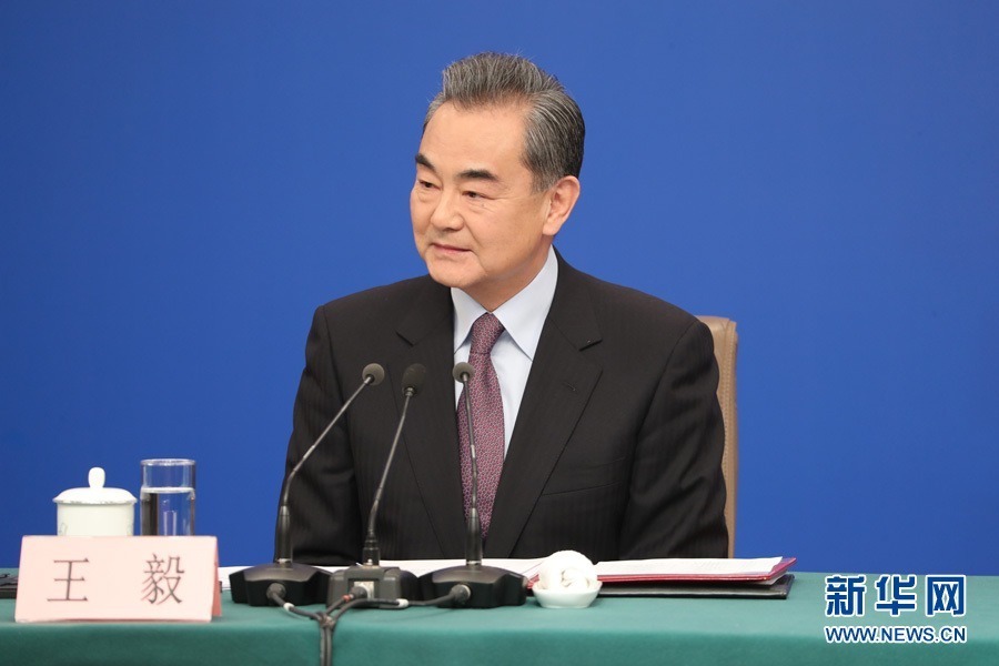 图为王毅介绍中国外交有关情况。