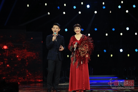 《蒙面唱将》张智霖歌手归来 成方圆不忘初心