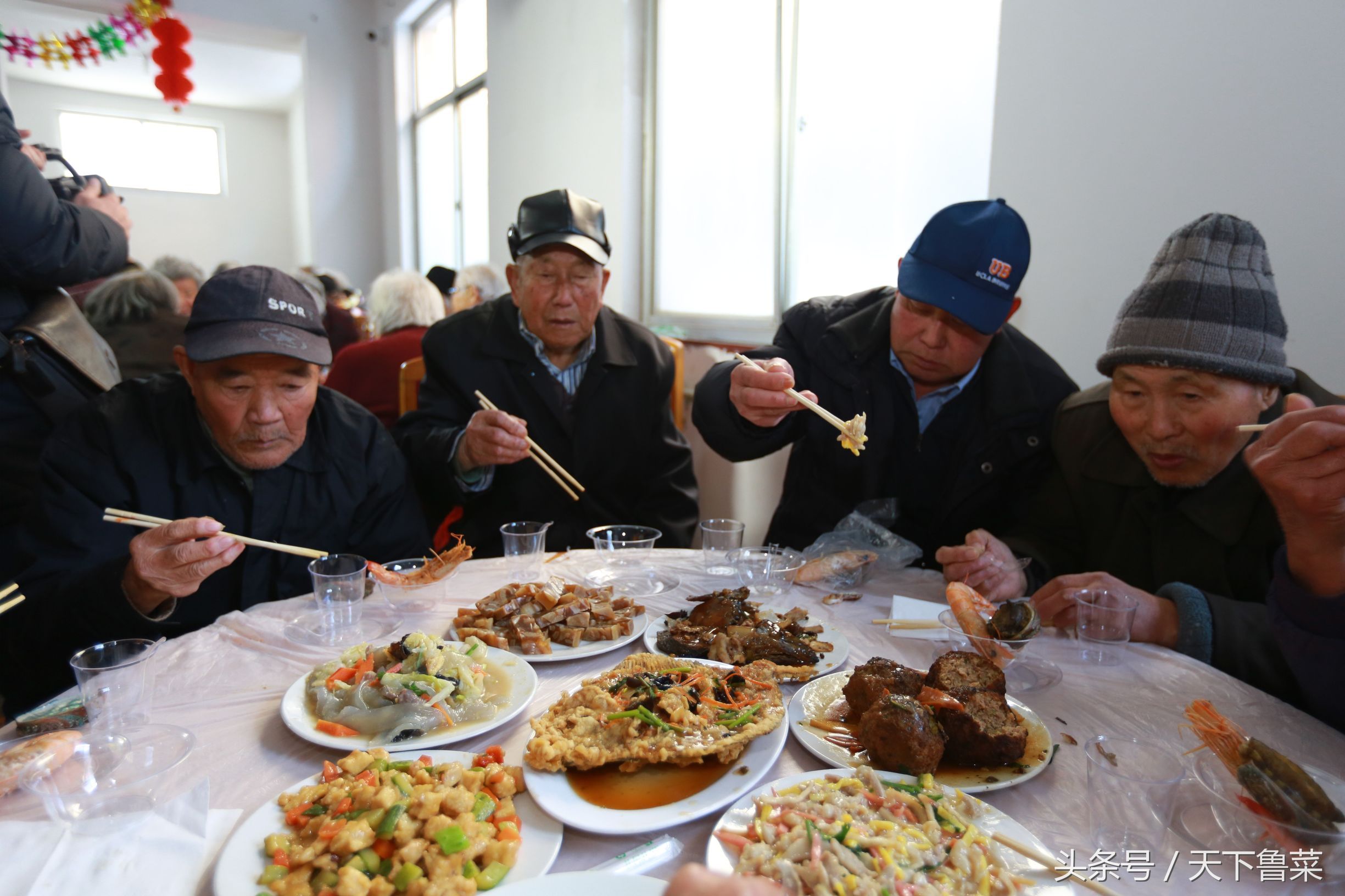 实拍:现场送168个千元红包,一对夫妇25载敬老