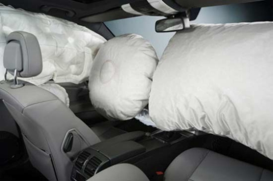 紫色车撞断隔离带气囊全开却没起火这背面的安全规划真被轻视