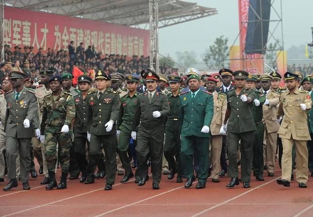 为何现在阅兵仪式不用实弹?1981年这件事,让