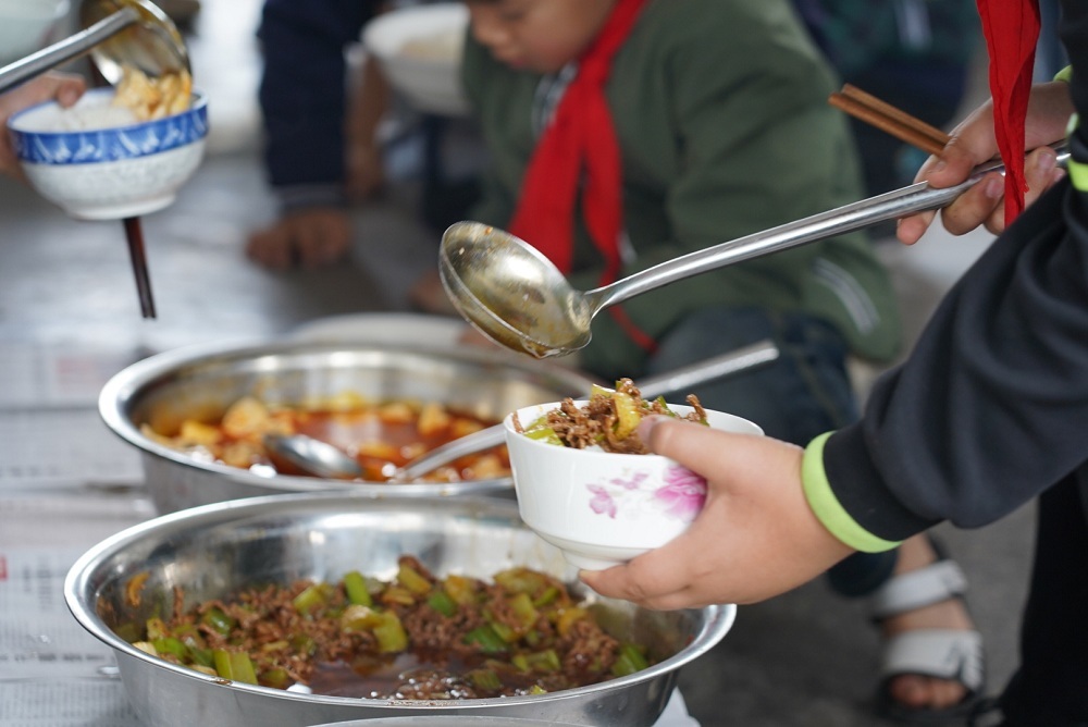 凤凰乡村小学孩子吃上免费午餐 部分儿童光脚让人心疼
