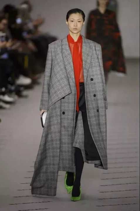 身穿浅灰色格纹大衣即使都撞衫 李宇春肯豆宋