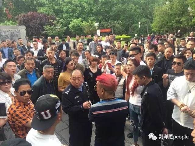郑州街头尬舞天团:人生很苦 不如跳舞 郑州街头尬舞天团:人生很苦 不如跳舞