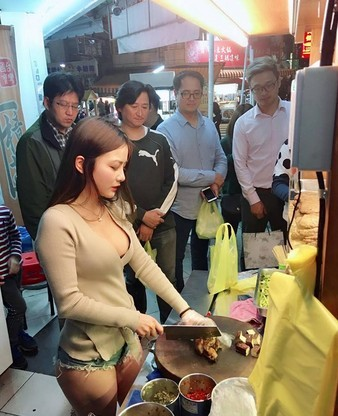 台湾卤肉摊请网红美女当“一日店长” 台湾卤肉摊请网红美女当“一日店长”