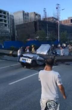 广东揭阳普宁一吊车侧翻吊臂砸中小型客车 7死3伤