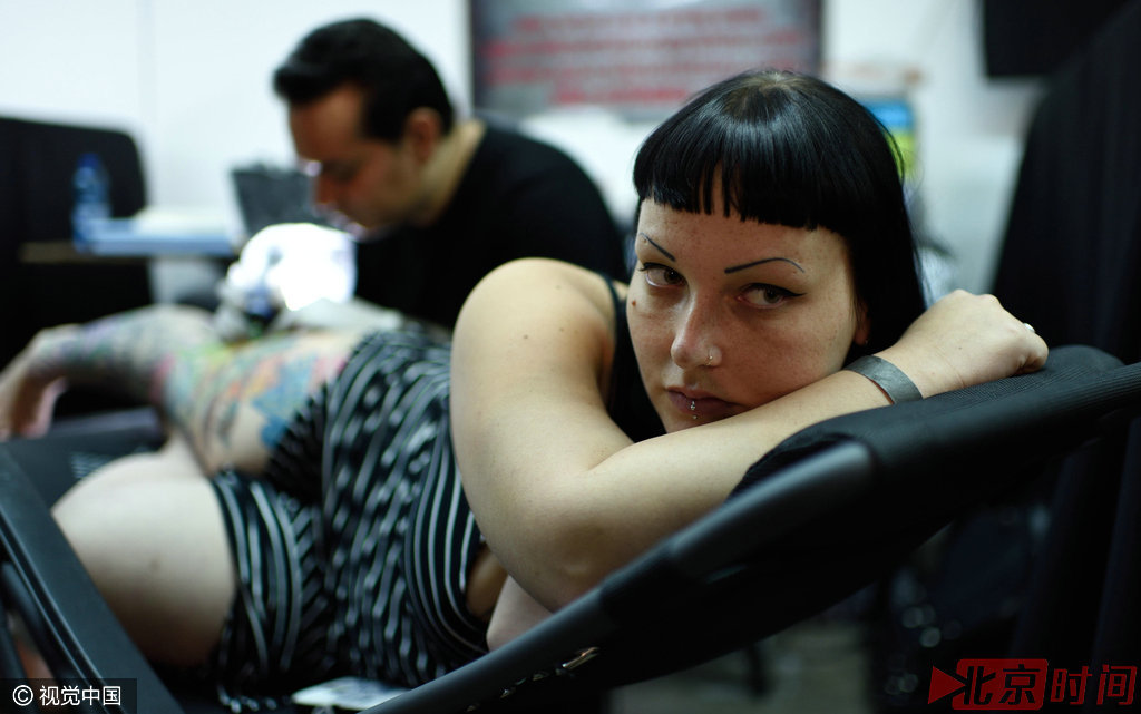 第三种是用电机带动针刺入皮肤，此种方法是当今文身师常用的方法。