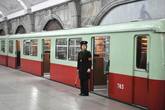 朝鲜拥有世界最深地铁 从电梯顶看不到尽头 由