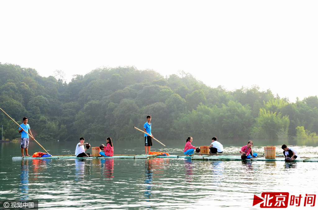 乡亲们正在捕鱼。