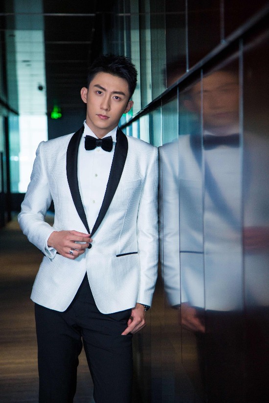 黄景瑜白色西装吸睛亮相 获年度新锐艺人 黄景瑜白色西装吸睛亮相 获年度新锐艺人