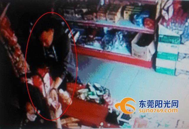 年底小心闪电换钱骗术 便利店监控拍下作案细节