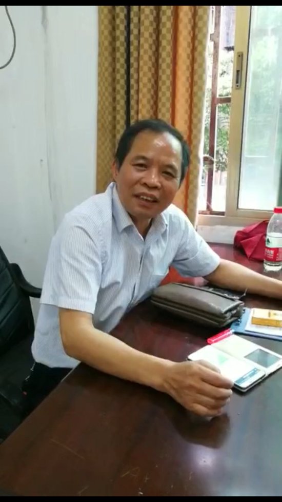 退休民警开车遭协警碰瓷? 自称有撞到引质疑