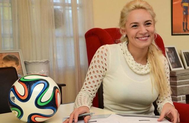 有钱能使车推汉,57岁马拉多纳与27岁女友近照