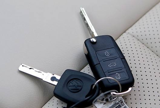 车钥匙被锁车里该怎么办?新配要多少钱?