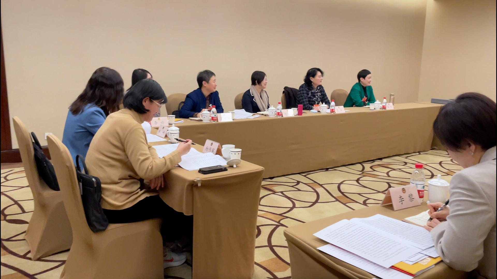 两会最现场｜妇联界别政协委员小组讨论现场气氛热烈