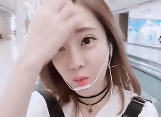 冯提莫机场唱《卡路里》,唱到最经典一句时,后