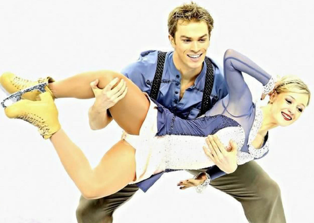 最好看的花样滑冰动作,女运动员却遭遇同伴咸