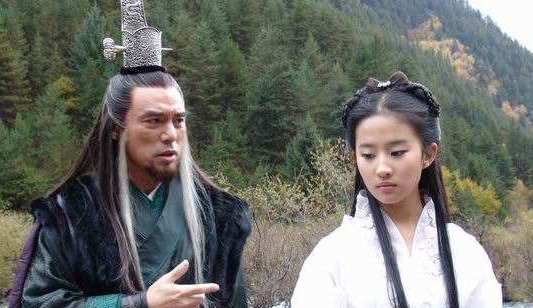 金庸小说中的伪君子,岳不群只能骗自己人,他却