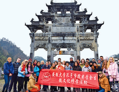 在皖南参加徽文化修学活动的学生.人民视觉
