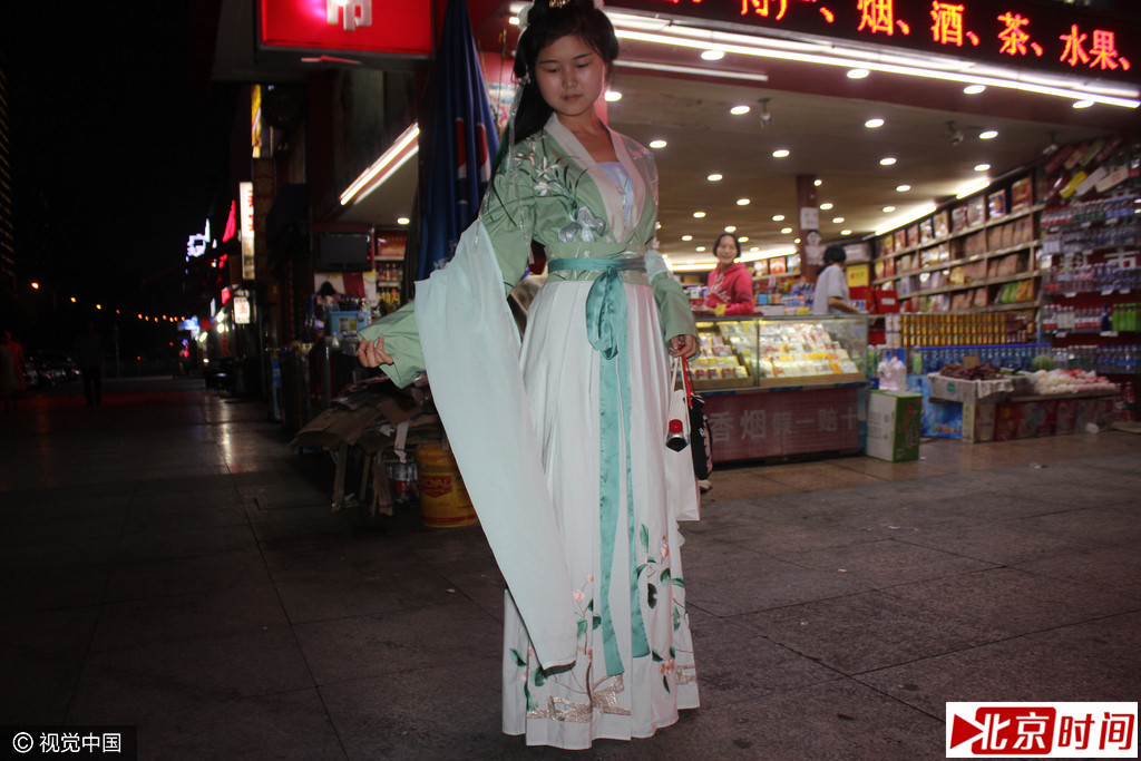 图为穿着汉服行走在街头的女孩。