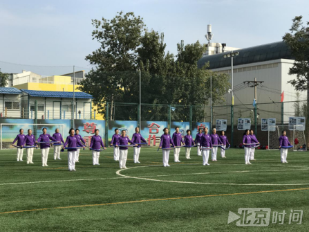 西城区新街口腾退空地变身足球场 老街区焕发新活力 西城区新街口腾退空地变身足球场 老街区焕发新活力