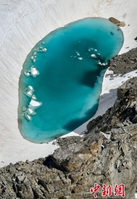 7月4日讯（具体拍摄时间不详），随着欧洲气温的飙升，冰川融水在阿尔卑斯山上形成了一个蓝色的湖泊。摄影师Franco Cappellari在飞越阿尔卑斯山脉最高峰——勃朗峰时发现了这个引人注目的湖泊。即使在海拔3000米的地方，气温也达到了10摄氏度，海拔4800多米山顶上的冰已开始融化。