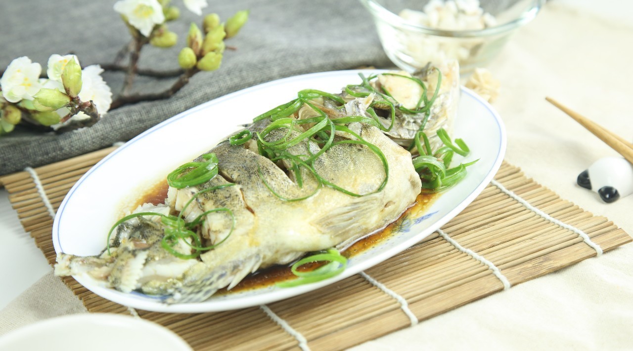 学会大小通吃,味道一流的粤式清蒸鱼,秘诀是.