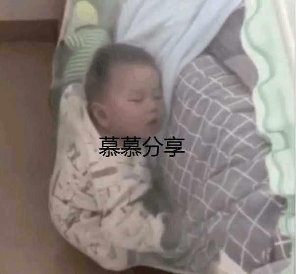 宝妈半夜醒来摸到自己孩子不在身旁,小心把灯